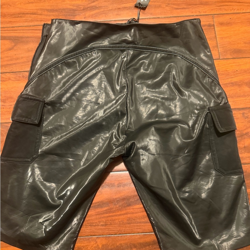 Maniere De Voir Black Faux Leather Cargo Bike Shorts with Side Pocket - Picture 9 of 10